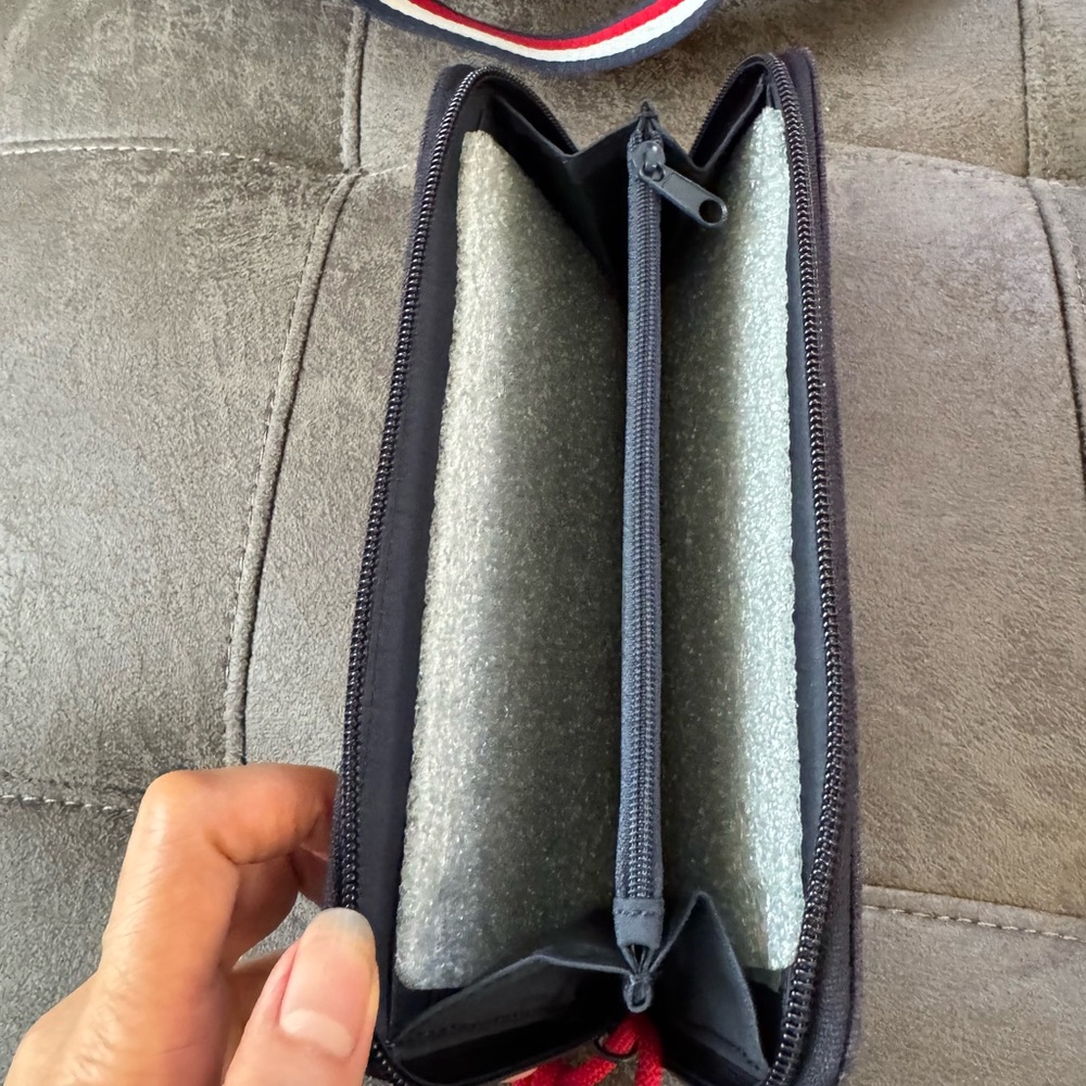 Tommy Hilfiger Black Tote and Wallet Set with Red and White Straps - Picture 3 of 12